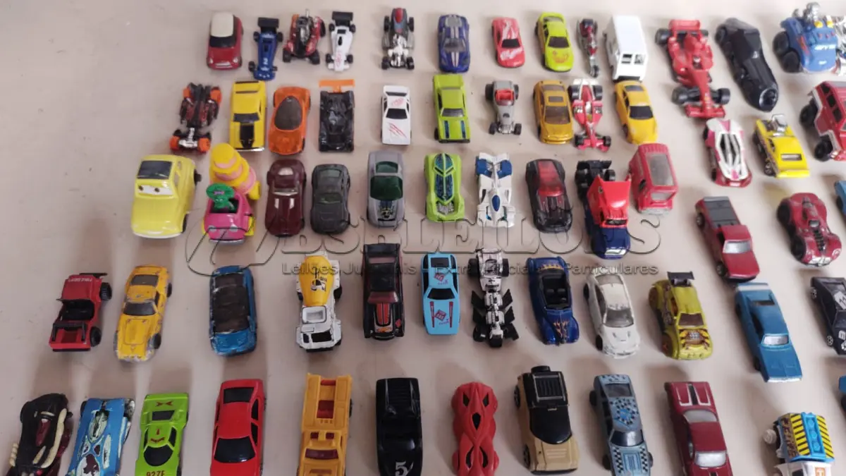 LOTE 447 - LOTE COM 100 CARRINHOS HOT WHEELS E OUTROS MODELOS (NO ESTADO)