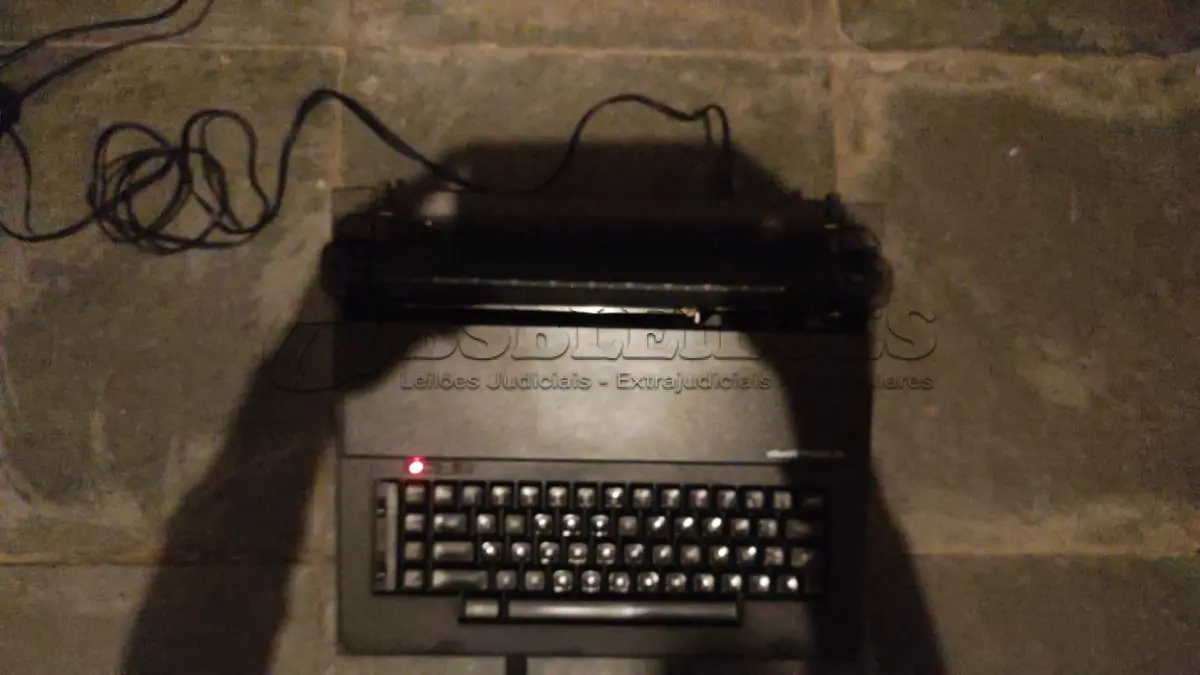 LOTE 552 - MÁQUINA DE ESCREVER ANTIGA FUNCIONANDO PERFEITAMENTE (NO ESTADO)