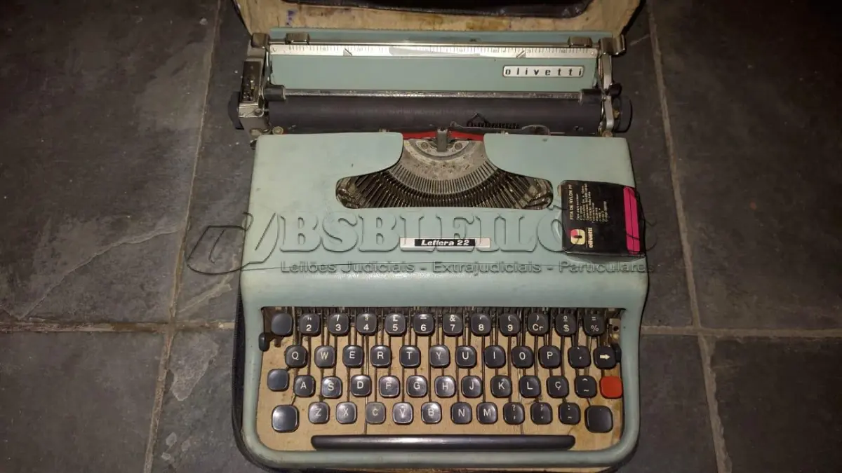 LOTE 553 - MÁQUINA DE ESCREVER ANTIGA FUNCIONANDO PERFEITAMENTE (NO ESTADO)
