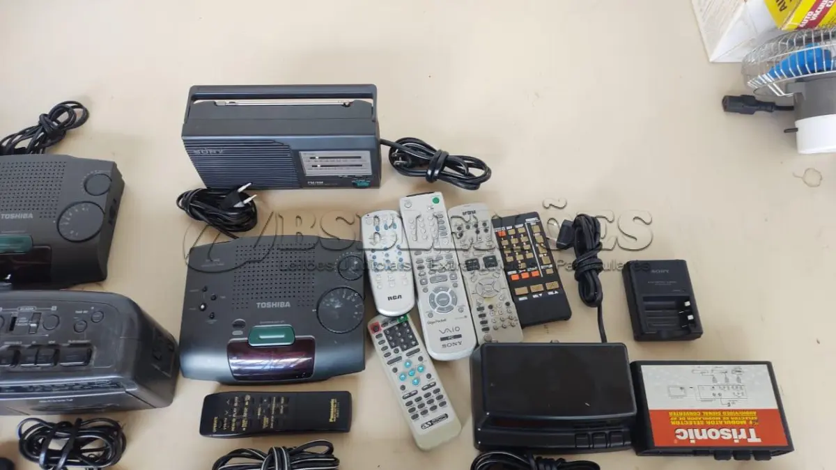 LOTE 509 - LOTE COM SONS VÍDEOS CASSETES TODOS LIGANDO SEM TEST DE FUNCIONAMENTO (NO ESTADO)