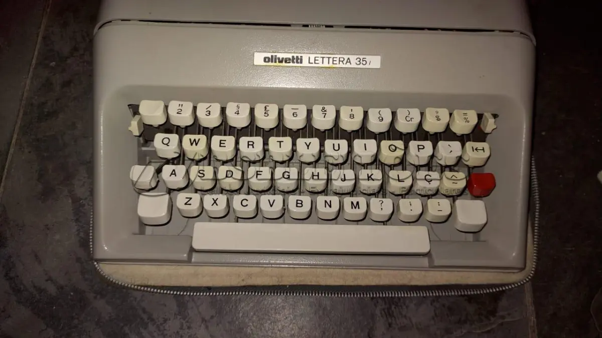 LOTE 546 - MÁQUINA DE ESCREVER ANTIGA FUNCIONANDO PERFEITAMENTE (NO ESTADO)