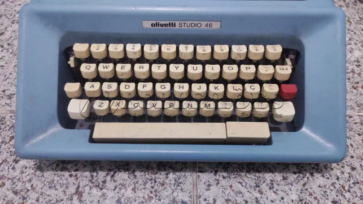 LOTE 561 - MÁQUINA DE ESCREVER ANTIGA FUNCIONANDO PERFEITAMENTE (NO ESTADO)
