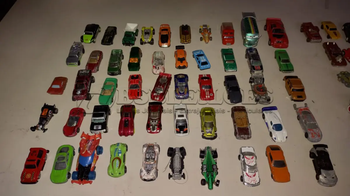 LOTE 453 - LOTE COM 100 CARRINHOS HOT WHEELS E OUTROS MODELOS (NO ESTADO)
