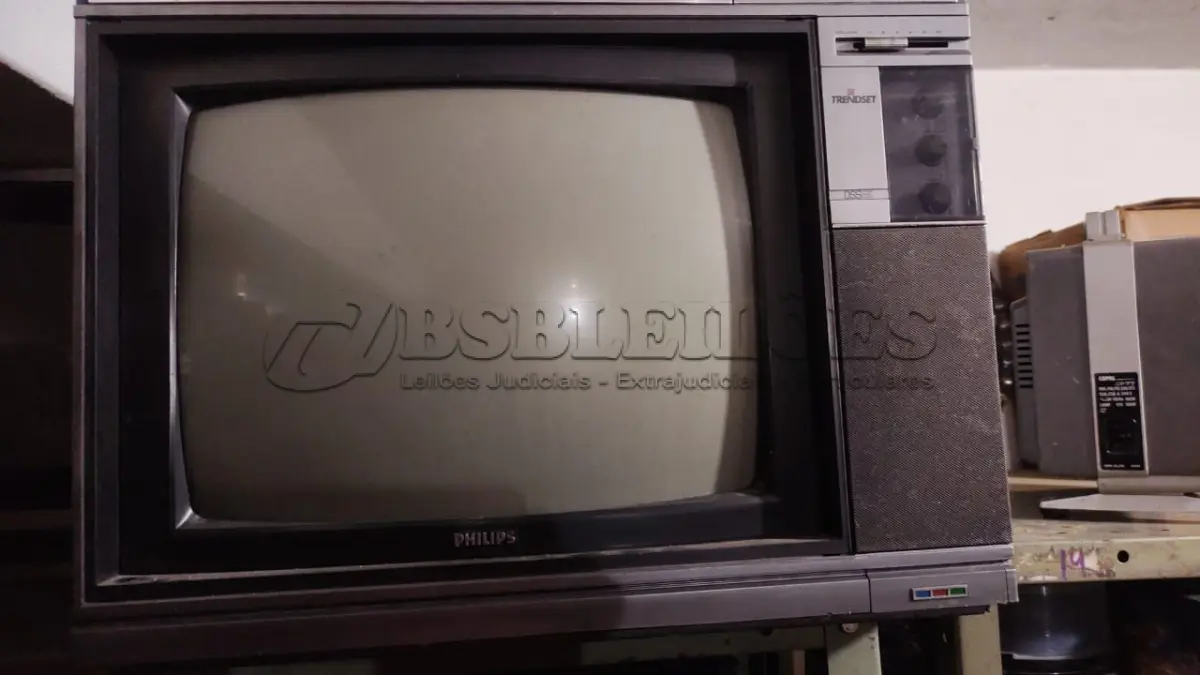 LOTE 475 - TV ANTIGA PHILIPS FUNCIONA ATÉ MOMENTO SEM GARANTIA FUTURAS (NO ESTADO)