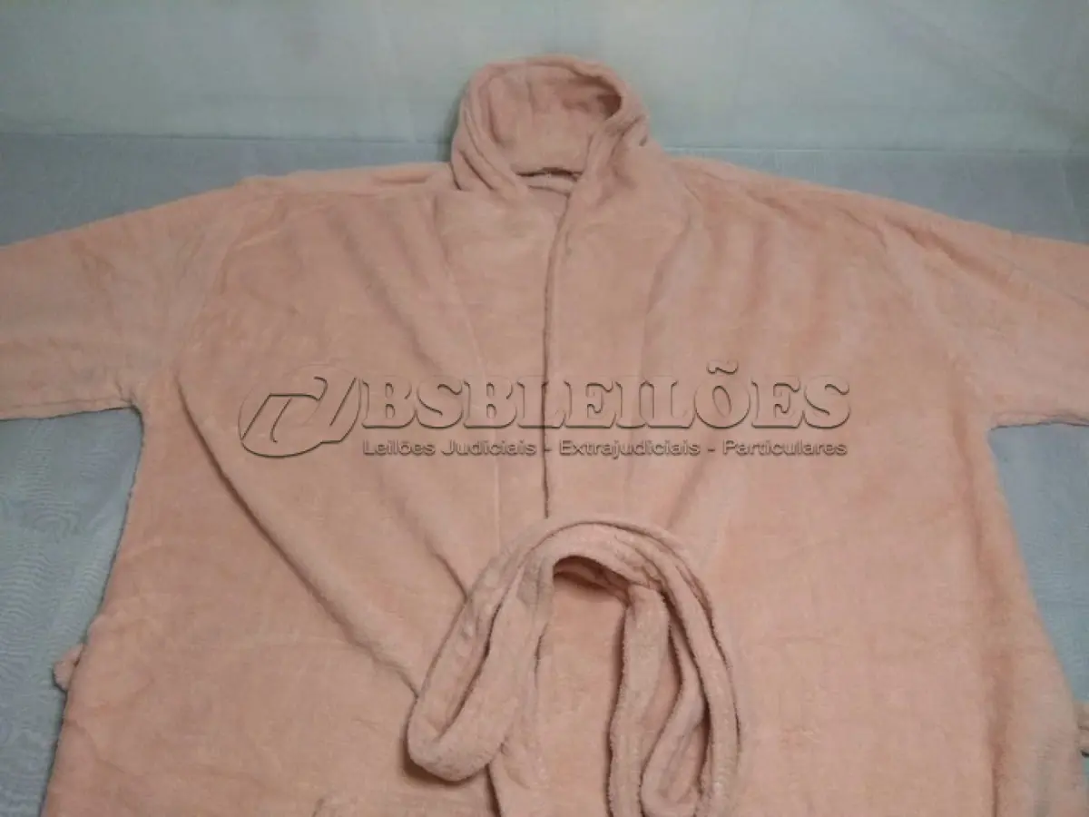 LOTE 536 - UM ROUPÃO FEMININO ROSA E UM EDREDOM SOLTEIRO (NO ESTADO)