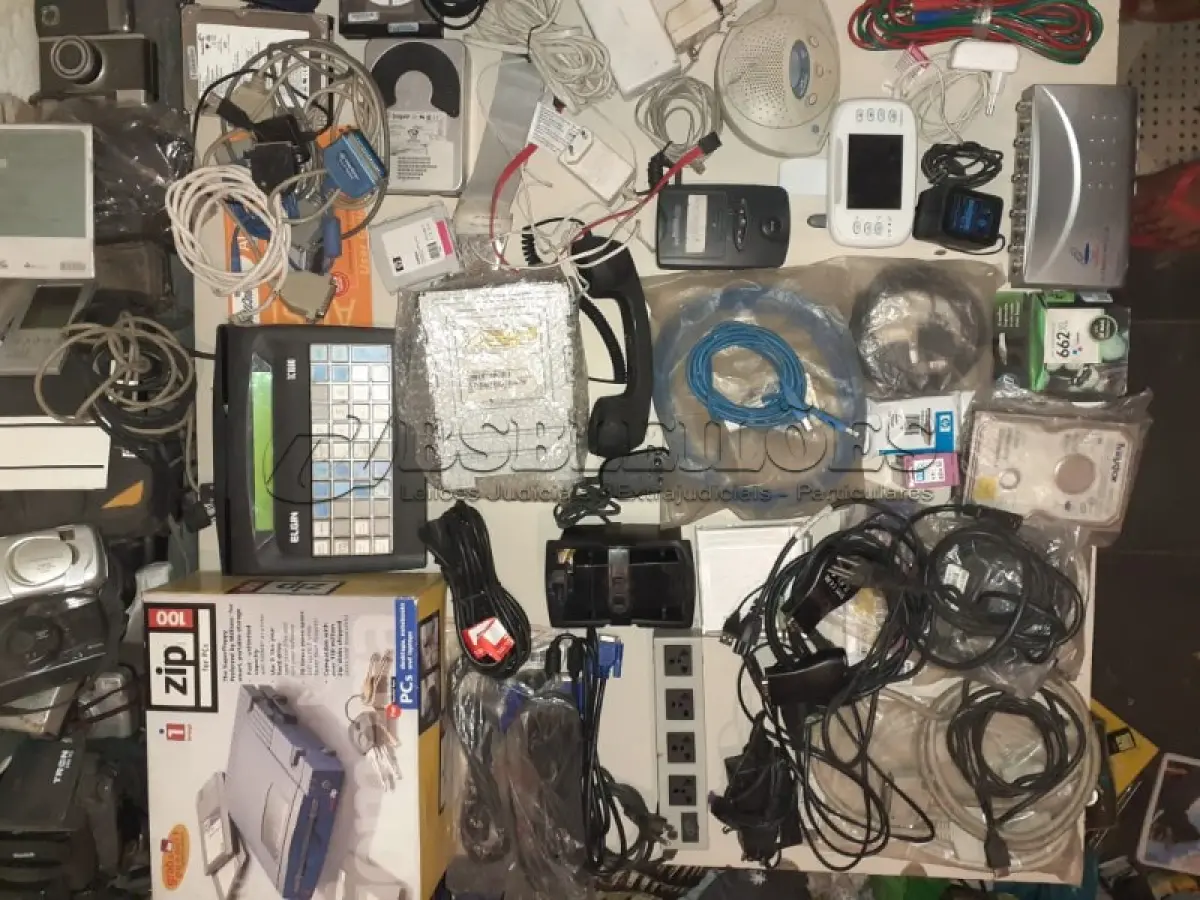 LOTE 464 - LOTE COM DIVERSOS ITENS INFORMÁTICAS CABOS PEÇAS, IMPRESSORAS (NO ESTADO)
