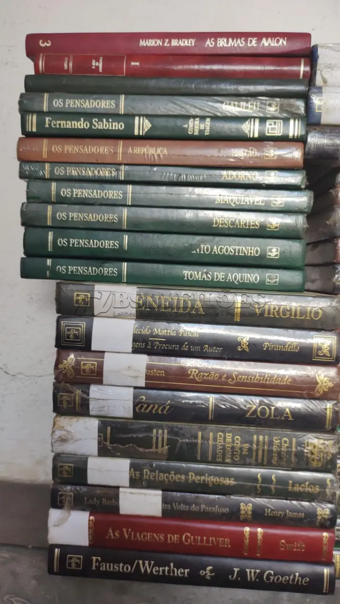 LOTE 632 - COLEÇÃO OBRAS PRIMAS EDITORA NOVA CULTURAL COM 48 VOLUMES A MAIORIA NA EMBALAGEM AINDA, MAIS LIVROS OS PENSADORES (NO ESTADO)