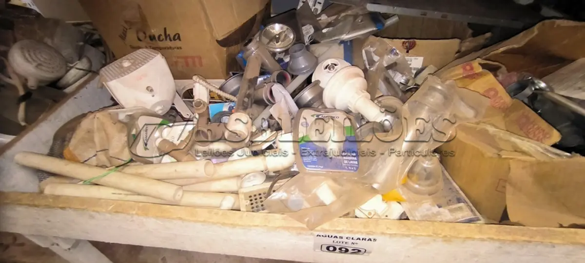 LOTE 092 - 01 LOTE COM MATERIAIS HIDRÁULICOS, CIFRÃO PARA PIA, ADAPTADOR PARA MÁQUINA DE LAVAR E DUCHAS (NO ESTADO)