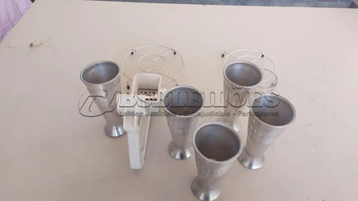 LOTE 673 - COPOS ANTIGOS PRA CHOPP E CERVEJA MATEM GELADO (NO ESTADO)