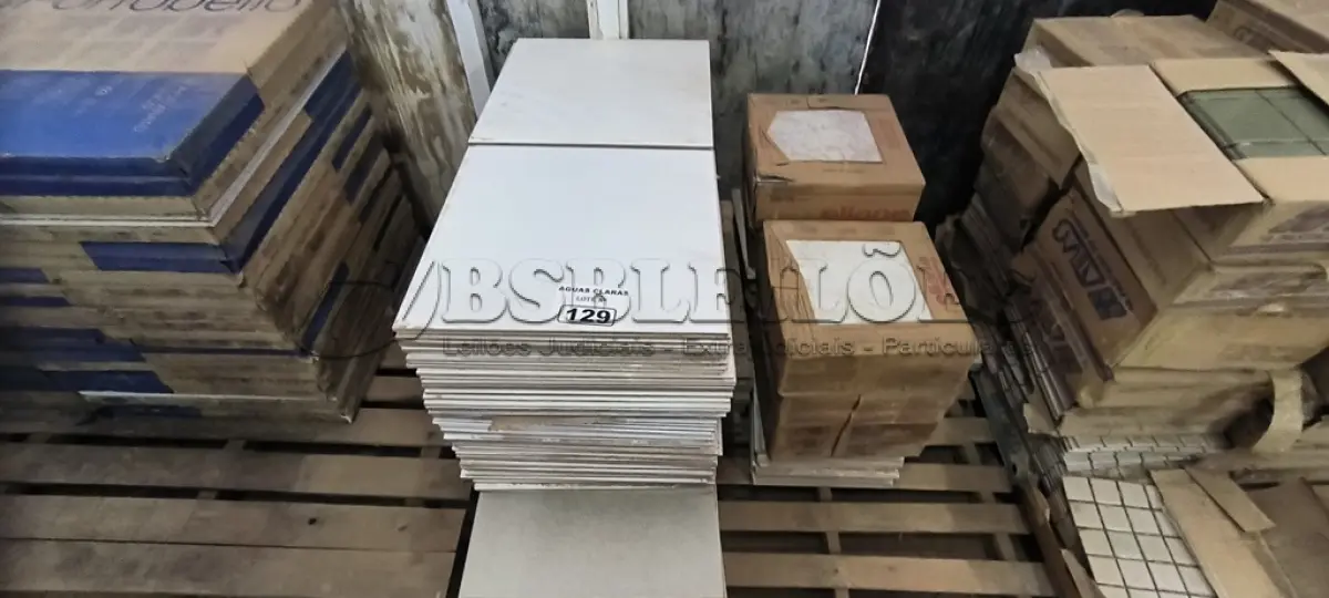 LOTE 129 - 01 LOTE COM PISOS 45CM X 45CM E PISOS 31CM X 31CM (NO ESTADO)