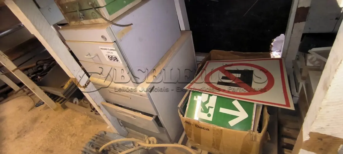 LOTE 008 - 01 LOTE COM PLACA SINALIZADORES E GAVETEIROS EM MADEIRA (NO ESTADO)