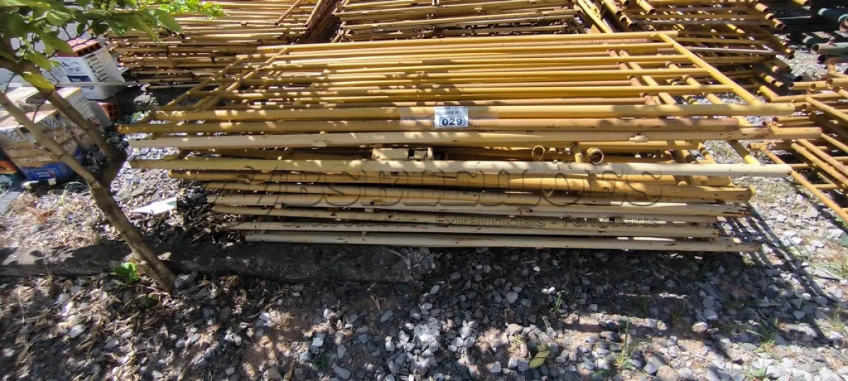 LOTE 029 - 01 LOTE COM GRADES EM FERRO AMARELAS (NO ESTADO)
