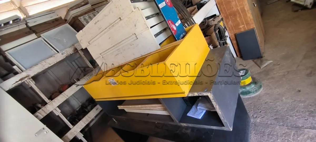 LOTE 039 - 01 MESA EM MADEIRA E 01 COMÉIA EM MADEIRA (NO ESTADO)