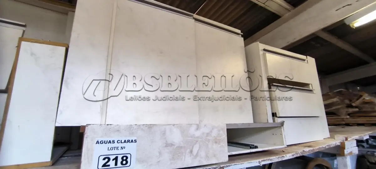 LOTE 218 - 01 LOTE COM ARMÁRIO EM MADEIRAS E GAVETAS (NO ESTADO)