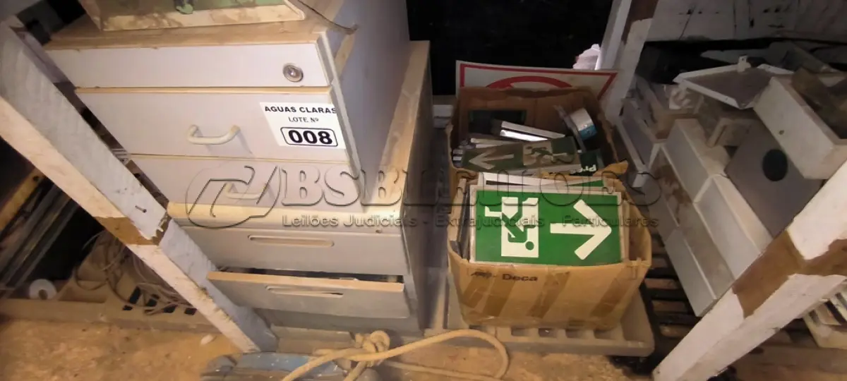 LOTE 008 - 01 LOTE COM PLACA SINALIZADORES E GAVETEIROS EM MADEIRA (NO ESTADO)
