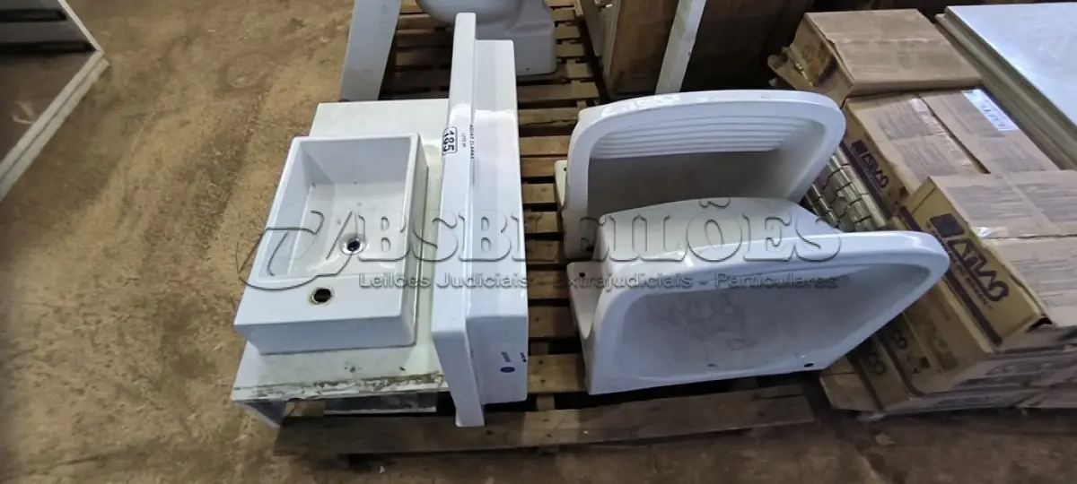 LOTE 185 - 02 TANQUES EM CERÂMICAS E 02 LAVATÓRIOS BRANCOS (NO ESTADO)