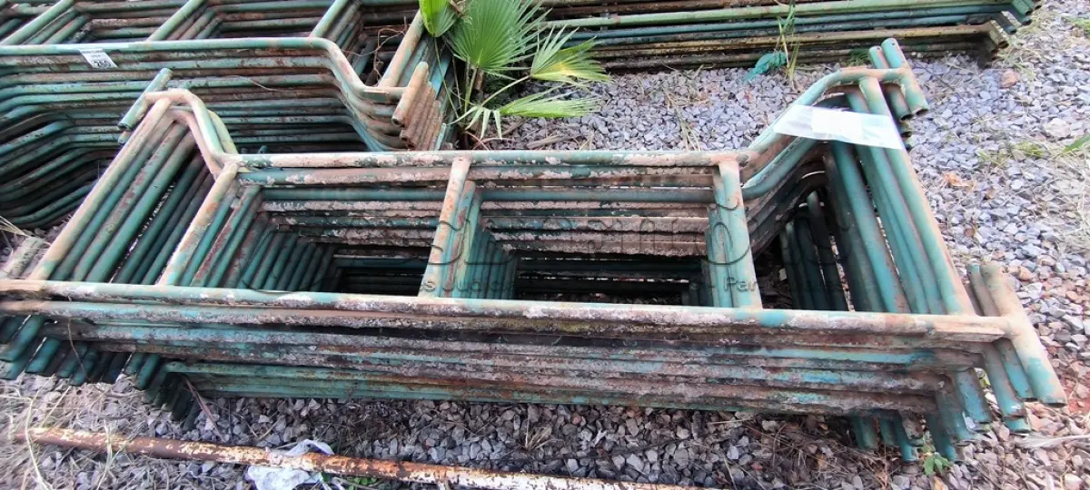 LOTE 259 - 01 LOTE COM GRADES EM FERRO NA COR VERDE (NO ESTADO)