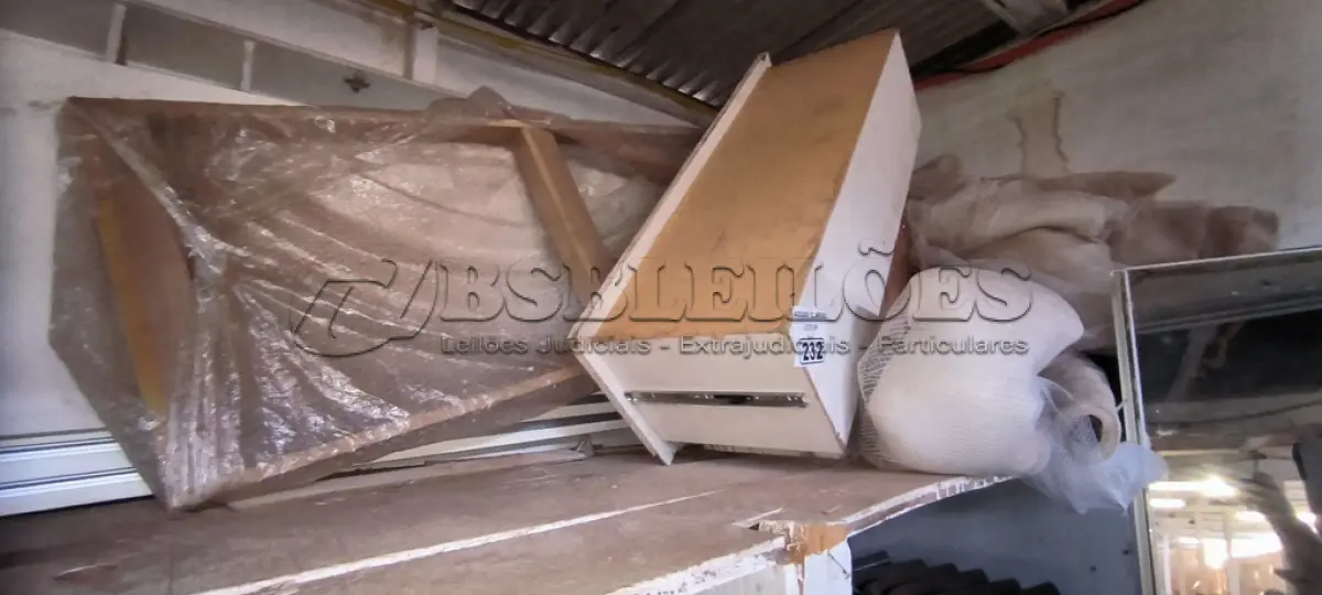 LOTE 232 - 01 LOTE COM TELAS DE PROTEÇÃO E GAVETAS EM MADEIRA (NO ESTADO)