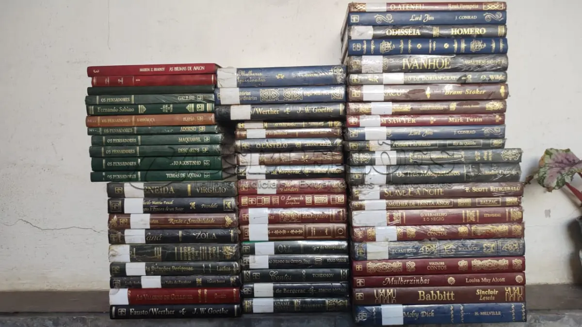 LOTE 632 - COLEÇÃO OBRAS PRIMAS EDITORA NOVA CULTURAL COM 48 VOLUMES A MAIORIA NA EMBALAGEM AINDA, MAIS LIVROS OS PENSADORES (NO ESTADO)