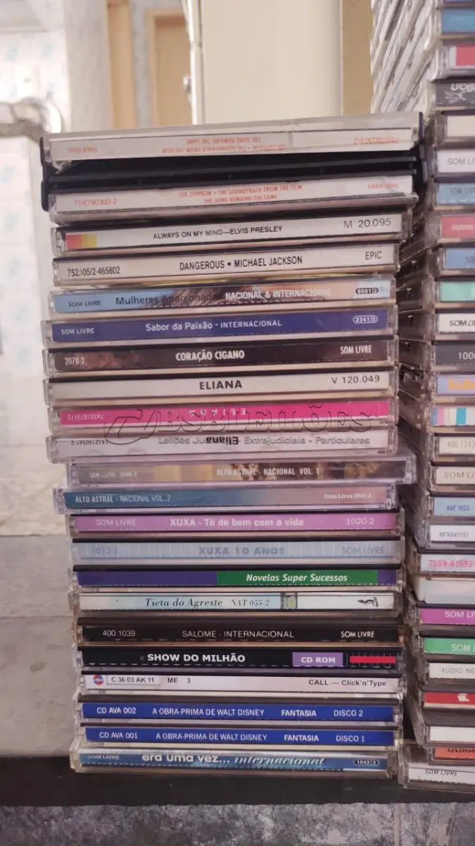 LOTE 631 - LOTE COM 424 CDS RAROS TRILHA SONORA DE NOVELAS RAROS ENTRE OUTROS (NO ESTADO)