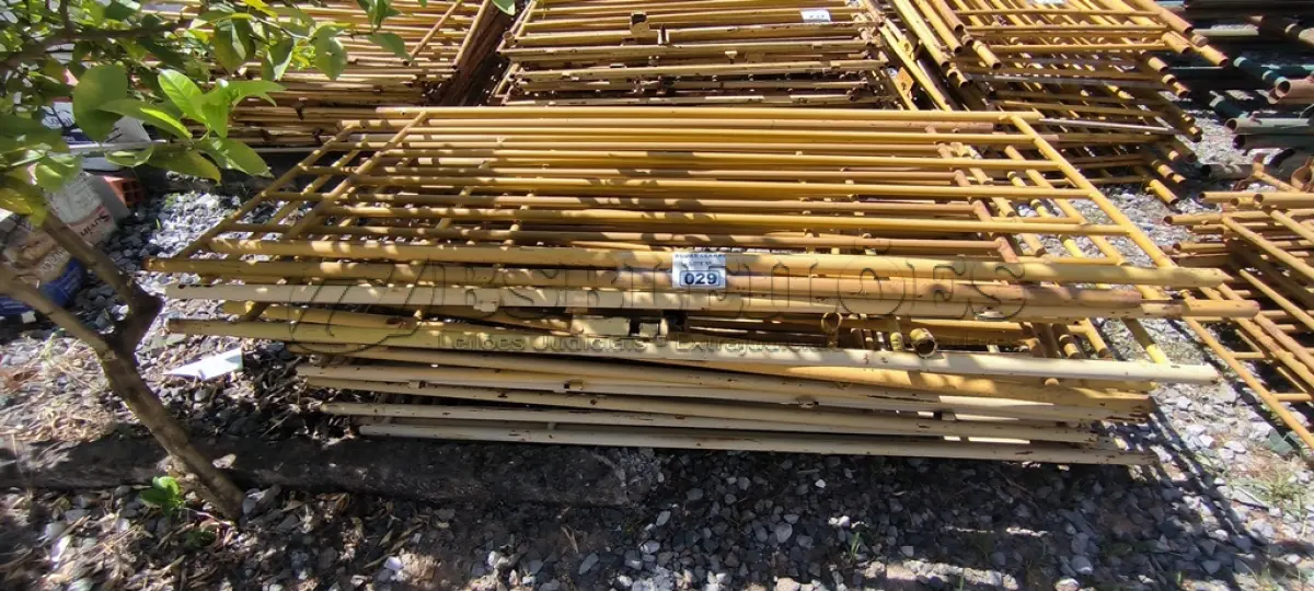 LOTE 029 - 01 LOTE COM GRADES EM FERRO AMARELAS (NO ESTADO)