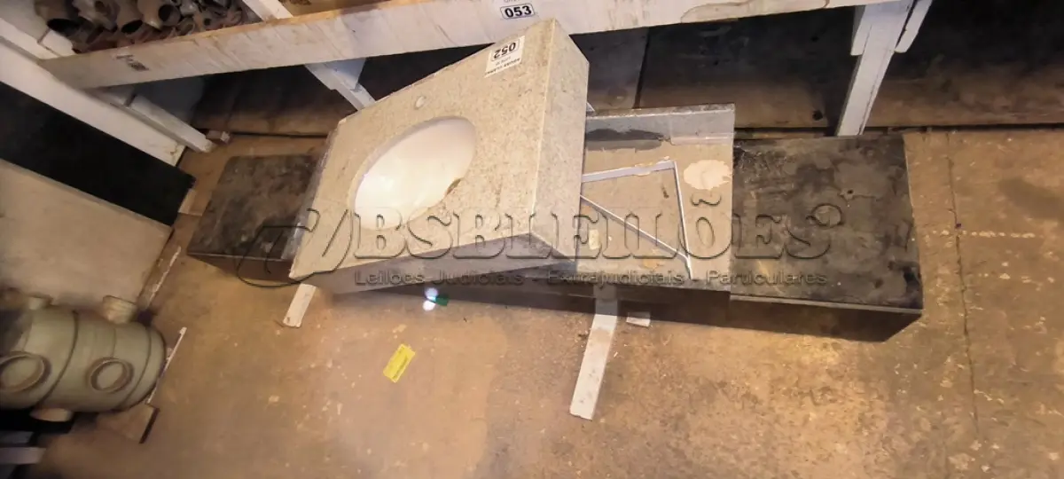 LOTE 052 - 01 PIA EM GRANITO E 02 BANCADAS DE PAREDE EM GRANITO (NO ESTADO)