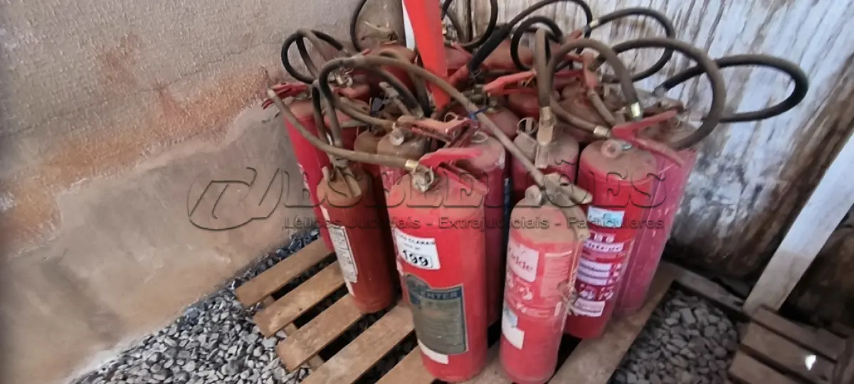 LOTE 199 - 01 LOTE COM EXTINTORES DE INCÊNDIO DIVERSOS (NO ESTADO)