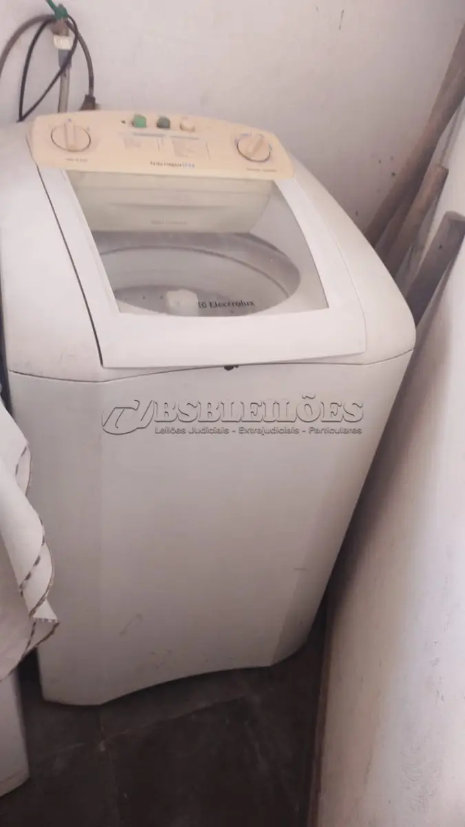 LOTE 670 - MÁQUINA DE LAVAR LIGA MAS NÃO JOGA A ÁGUA FORA (NO ESTADO)