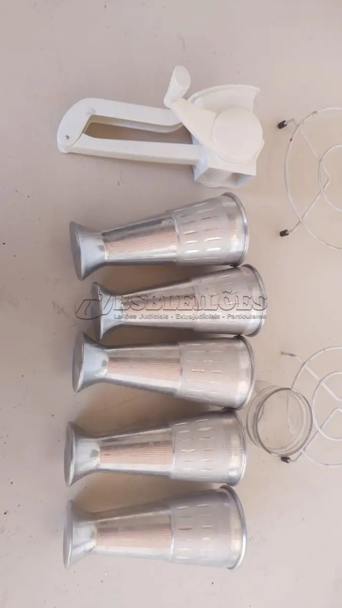 LOTE 673 - COPOS ANTIGOS PRA CHOPP E CERVEJA MATEM GELADO (NO ESTADO)