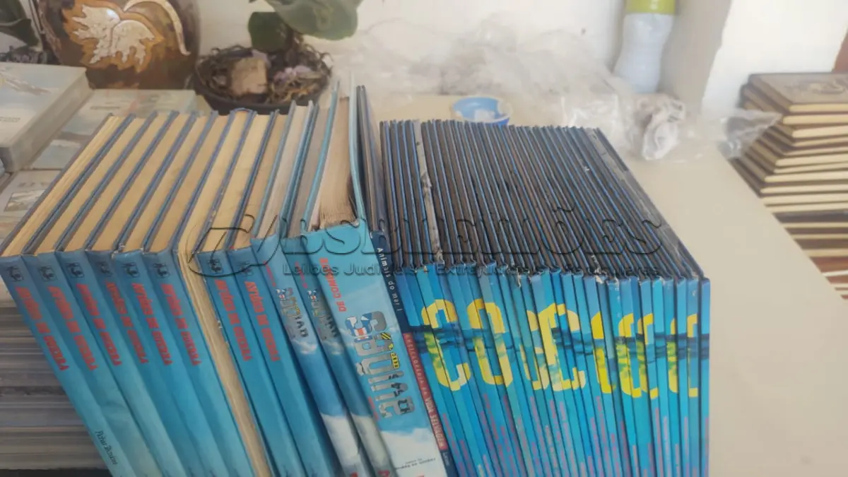 LOTE 639 - COLEÇÃO AVIÕES DE COMBATE COM.LIVROS E FITAS E COLEÇÃO COUSTEAU (NO ESTADO)