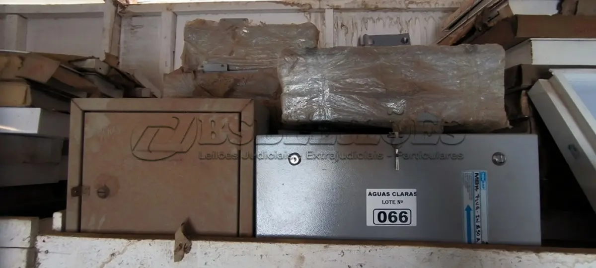 LOTE 066 - 01 LOTE COM QUADROS ELÉTRICOS (NO ESTADO)