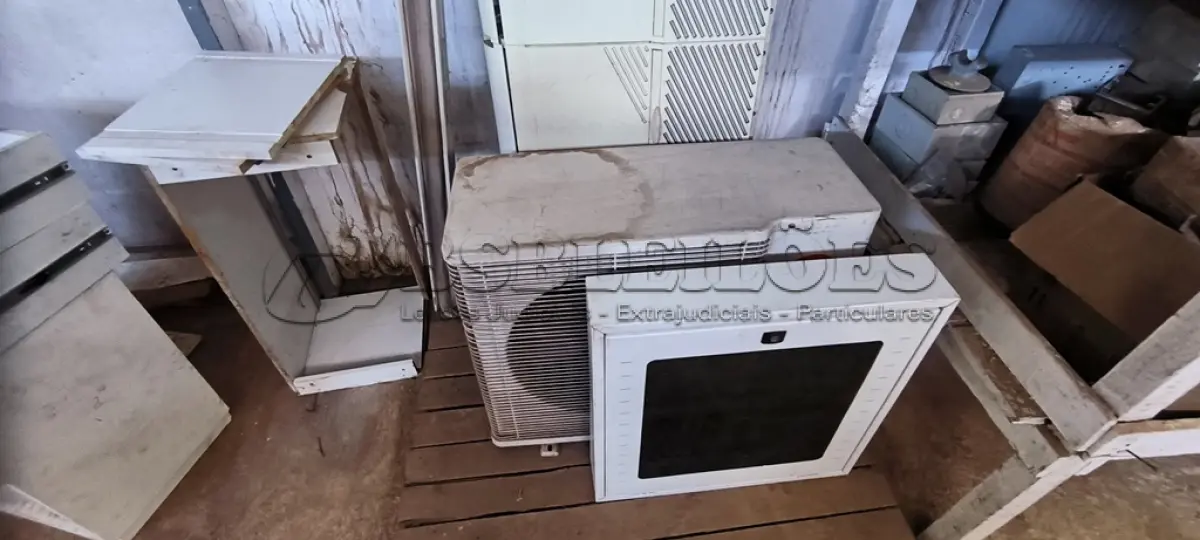 LOTE 215 - 01 AR-CONDICIONADO SEM MARCA APARENTE (NO ESTADO)