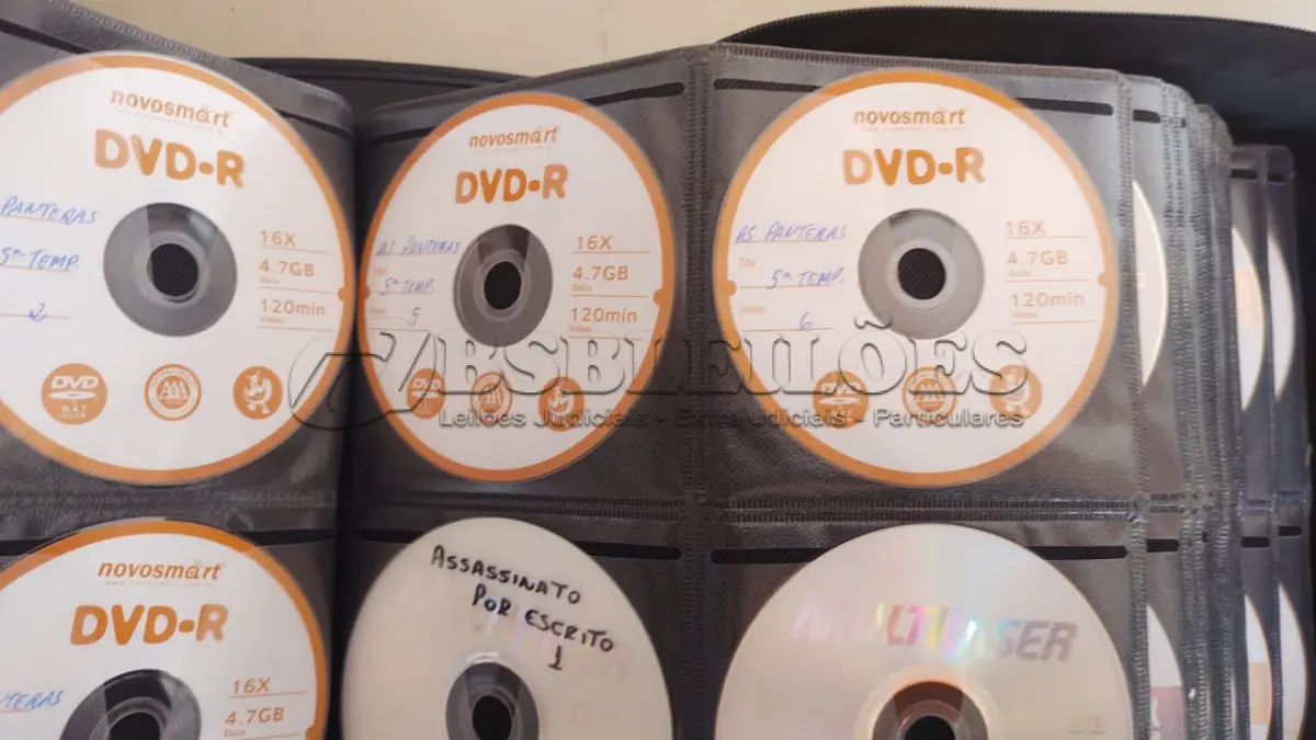 LOTE 647 - COLEÇÃO COM  MIL DVDS COM SÉRIES ANTIGAS, DESENHOS, ANOS ,80 EM DUAS MALETAS EM CORO MAIS BOXS DE DVDS (NO ESTADO)