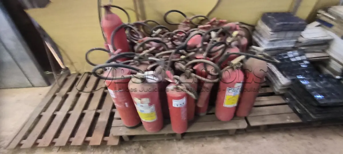 LOTE 133 - 01 LOTE COM EXTINTORES DE INCÊNDIO DIVERSOS (NO ESTADO)