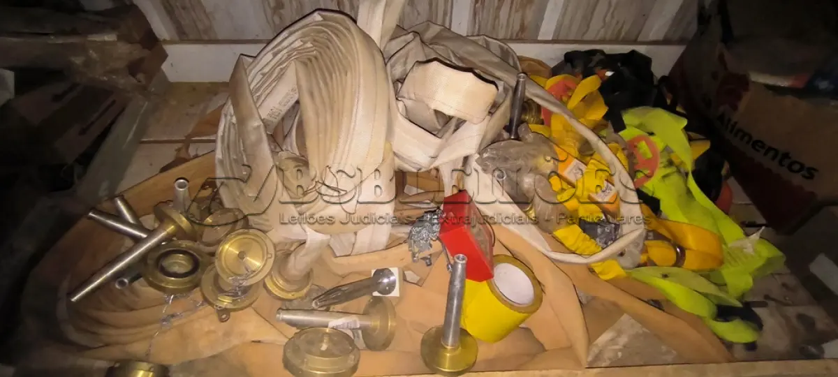 LOTE 108 - 01 LOTE COM CINTOS TALABARTE E MANGUEIRAS DE INCÊNDIO (NO ESTADO)