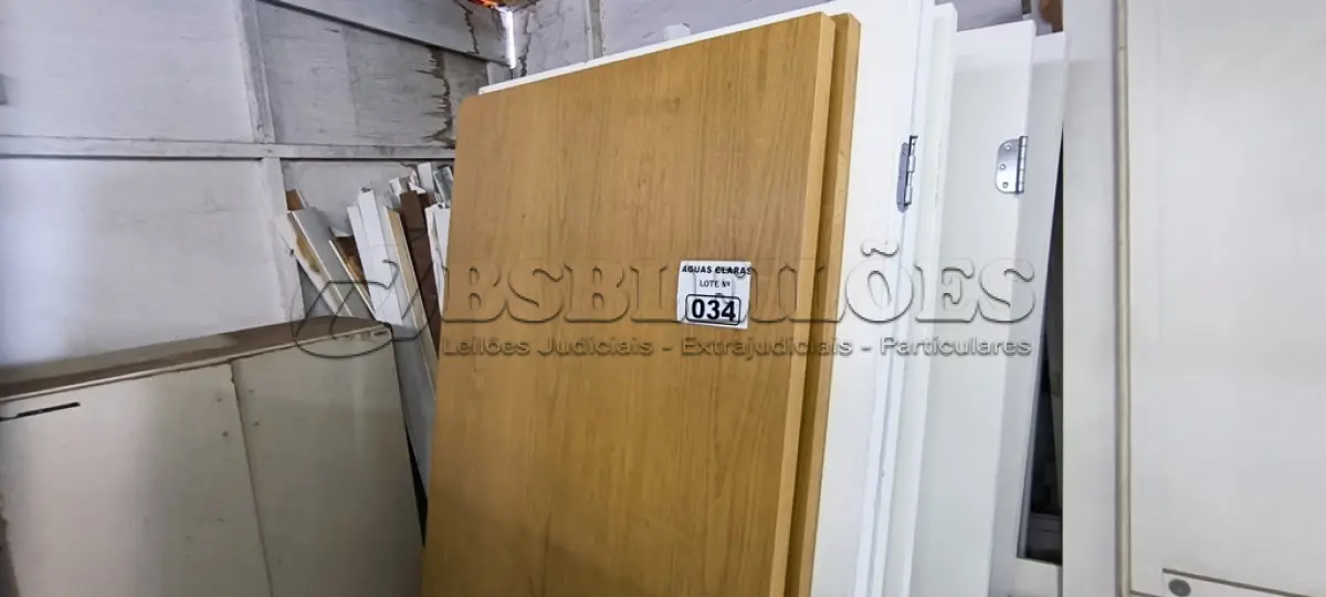 LOTE 034 - 01 LOTE COM PORTAS DE 0,70 CM E 0,80CM EM MADEIRA (NO ESTADO)