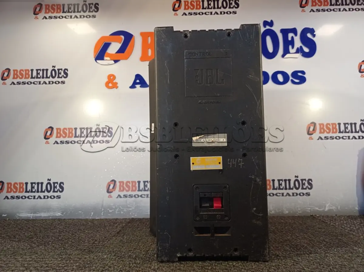 LOTE 161 - 01 CAIXA DE SOM PASSIVA MARCA JBL. (NO ESTADO) ATENÇÃO! FAZER A VISITAÇÃO ANTES DE ARREMATAR, NÃO SABEMOS SE FUNCIONA. LEILÃO NÃO TEM GARANTIA E NEM DEVOLUÇÃO, SUJEITO A POSSÍVEIS AVARIAS VISÍVEIS/OCULTAS E/OU AUSÊNCIA DE COMPONENTES.