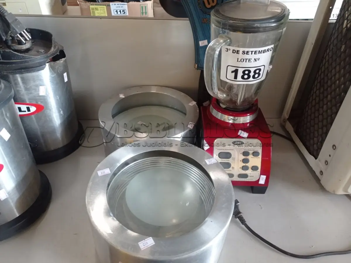 LOTE 188 - 01 LIQUIDIFICADOR OSTER, 02 LUMINÁRIAS DE EMBUTIR E 01 RAQUETE DE TÊNIS. (NO ESTADO) ATENÇÃO! FAZER A VISITAÇÃO ANTES DE ARREMATAR, NÃO SABEMOS SE FUNCIONA. LEILÃO NÃO TEM GARANTIA E NEM DEVOLUÇÃO, SUJEITO A POSSÍVEIS AVARIAS VISÍVEIS/OCULTAS E/OU AUSÊNCIA DE COMPONENTES.