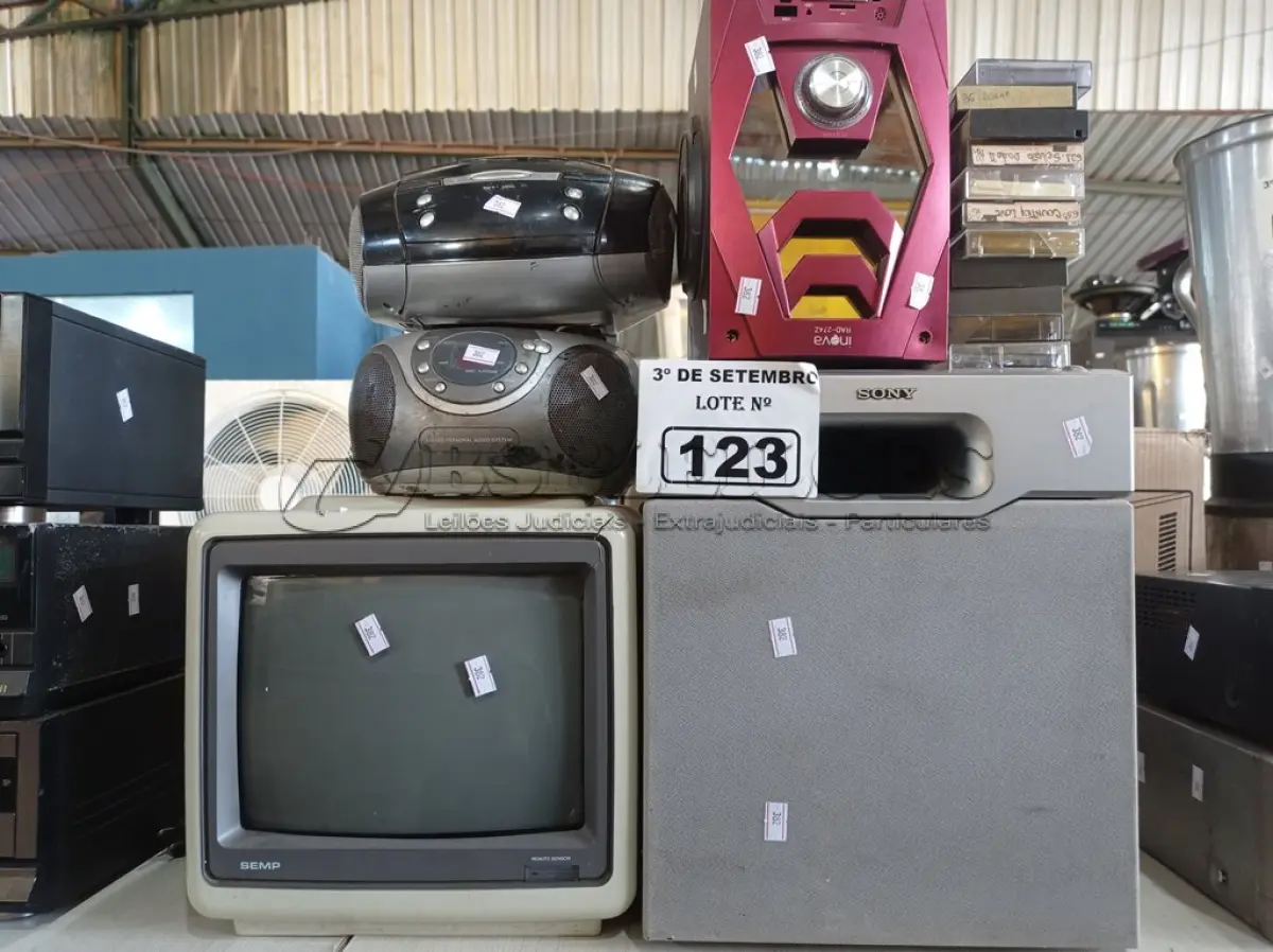 LOTE 123 - 01 TV, 03 APARELHOS DE SOM, 01 SUBWOOFER E VÁRIAS FITAS CASSETE. (NO ESTADO) ATENÇÃO! FAZER A VISITAÇÃO ANTES DE ARREMATAR, NÃO SABEMOS SE FUNCIONA. LEILÃO NÃO TEM GARANTIA E NEM DEVOLUÇÃO, SUJEITO A POSSÍVEIS AVARIAS VISÍVEIS/OCULTAS E/OU AUSÊNCIA DE COMPONENTES.