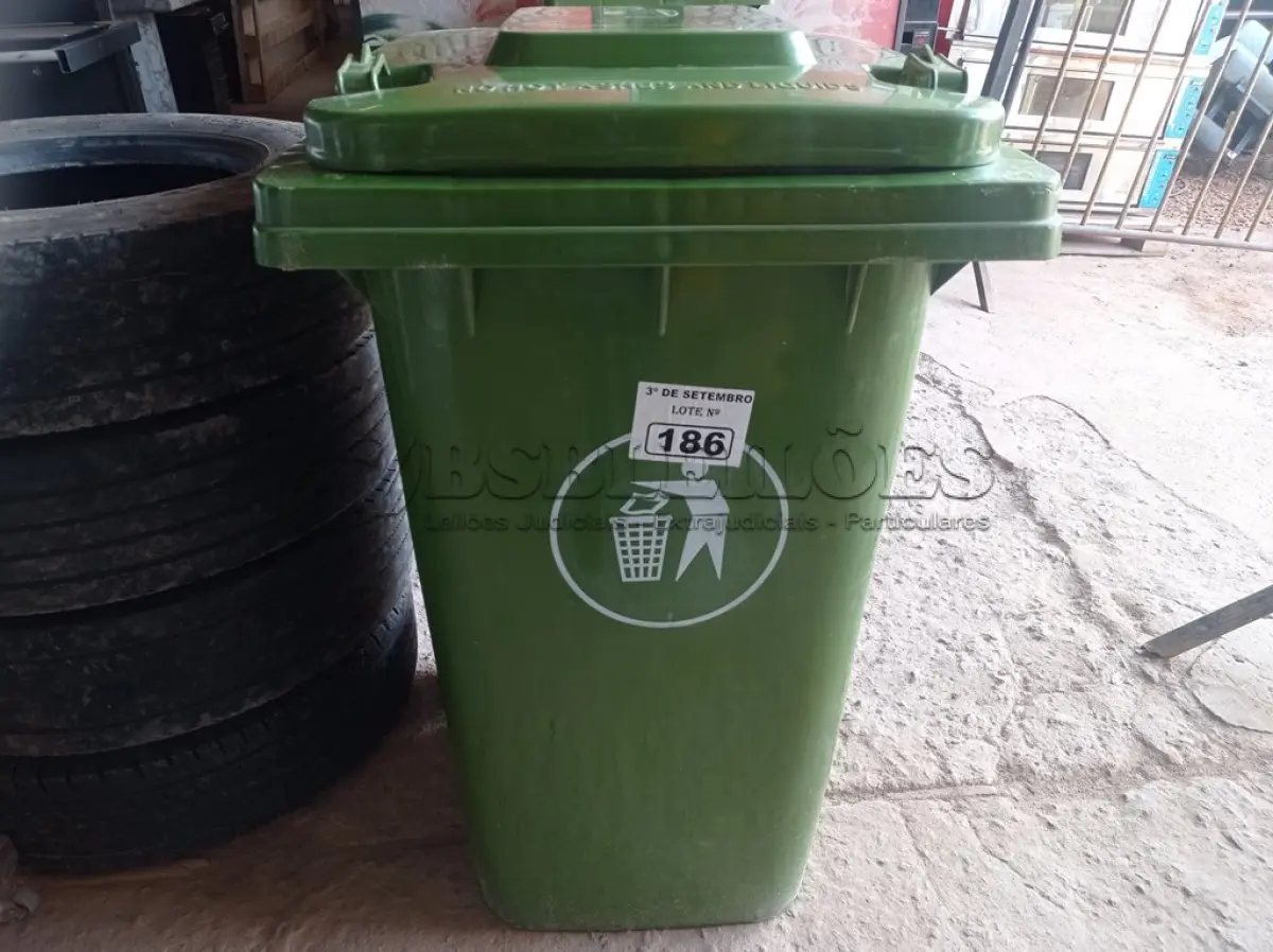 LOTE 186 - 01 CONTAINER HDPE EN840 240LITROS. (NO ESTADO) ATENÇÃO! FAZER A VISITAÇÃO ANTES DE ARREMATAR, NÃO SABEMOS SE FUNCIONA. LEILÃO NÃO TEM GARANTIA E NEM DEVOLUÇÃO, SUJEITO A POSSÍVEIS AVARIAS VISÍVEIS/OCULTAS E/OU AUSÊNCIA DE COMPONENTES.
