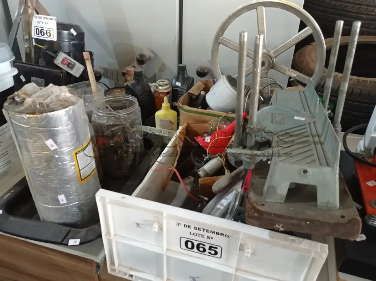 LOTE 065 - 01 LOTE COM MATERIAIS DIVERSOS. (NO ESTADO) ATENÇÃO! FAZER A VISITAÇÃO ANTES DE ARREMATAR, NÃO SABEMOS SE FUNCIONA. LEILÃO NÃO TEM GARANTIA E NEM DEVOLUÇÃO, SUJEITO A POSSÍVEIS AVARIAS VISÍVEIS/OCULTAS E/OU AUSÊNCIA DE COMPONENTES.