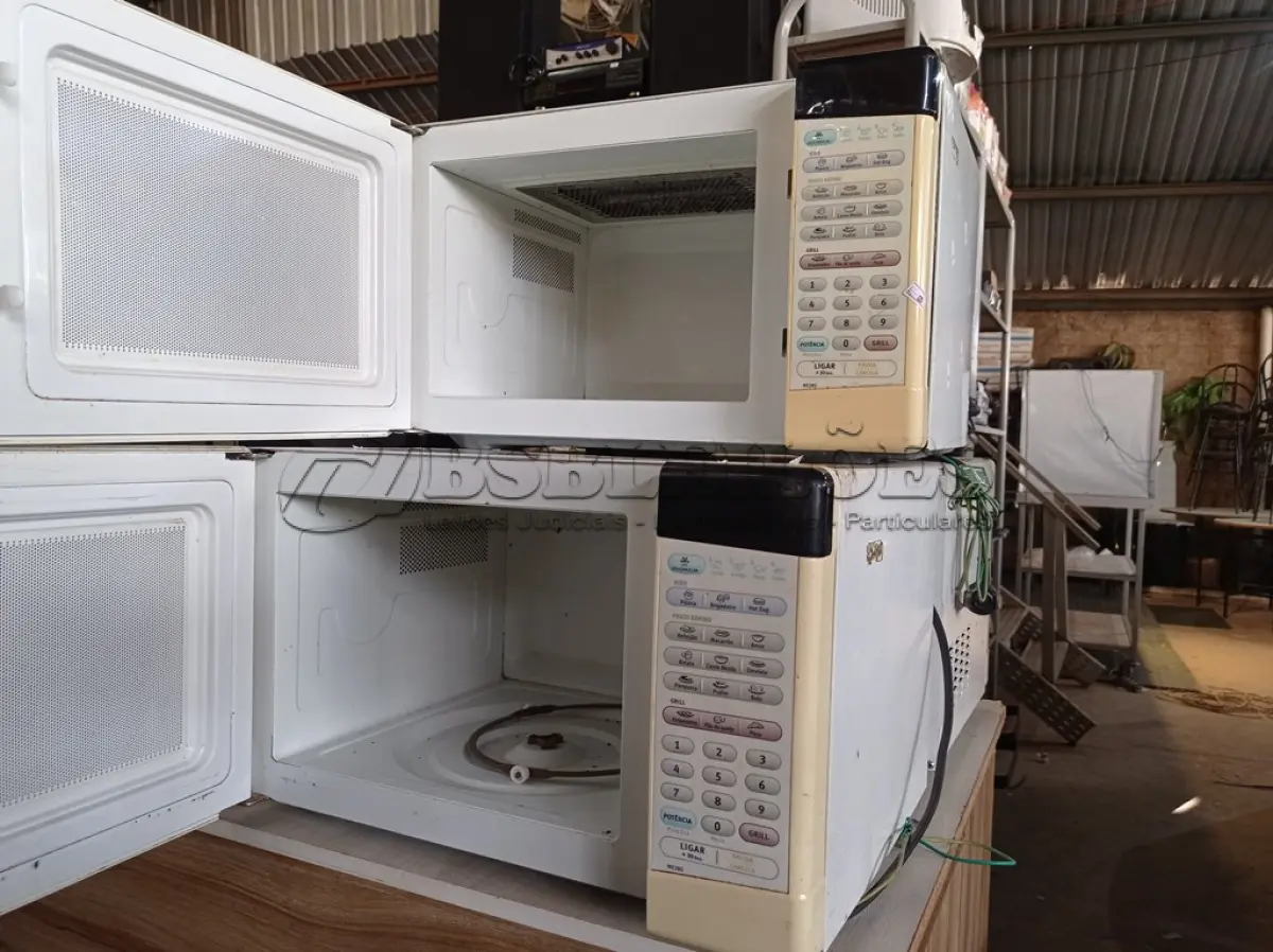 LOTE 105 - 03 MICRO-ONDAS MARCAS E MODELOS DIVERSOS. (NO ESTADO) ATENÇÃO! FAZER A VISITAÇÃO ANTES DE ARREMATAR, NÃO SABEMOS SE FUNCIONA. LEILÃO NÃO TEM GARANTIA E NEM DEVOLUÇÃO, SUJEITO A POSSÍVEIS AVARIAS VISÍVEIS/OCULTAS E/OU AUSÊNCIA DE COMPONENTES.