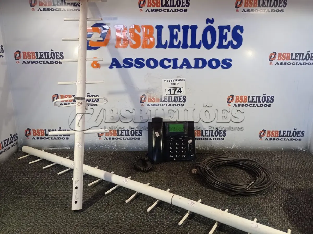 LOTE 174 - 01 KIT DE TELEFONE RURAL. (NO ESTADO) ATENÇÃO! FAZER A VISITAÇÃO ANTES DE ARREMATAR, NÃO SABEMOS SE FUNCIONA. LEILÃO NÃO TEM GARANTIA E NEM DEVOLUÇÃO, SUJEITO A POSSÍVEIS AVARIAS VISÍVEIS/OCULTAS E/OU AUSÊNCIA DE COMPONENTES.