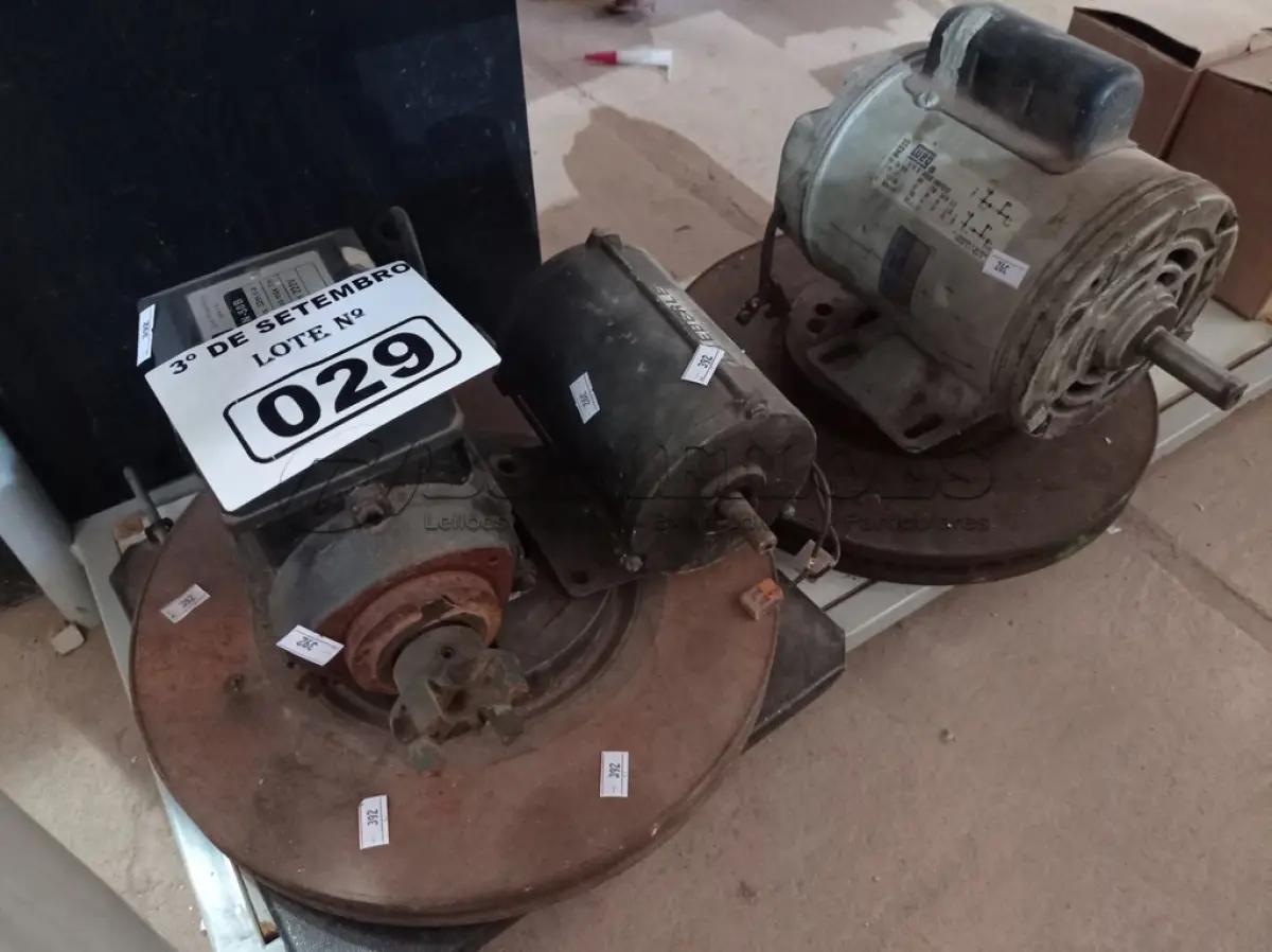 LOTE 029 - 02 DISCOS DE FREIO E 03 MOTORES MARCAS E MODELOS DIVERSOS. (NO ESTADO) ATENÇÃO! FAZER A VISITAÇÃO ANTES DE ARREMATAR, NÃO SABEMOS SE FUNCIONA. LEILÃO NÃO TEM GARANTIA E NEM DEVOLUÇÃO, SUJEITO A POSSÍVEIS AVARIAS VISÍVEIS/OCULTAS E/OU AUSÊNCIA DE COMPONENTES.