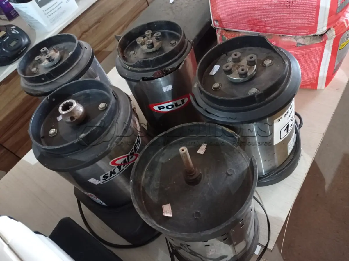 LOTE 136 - 05 BASES DE LIQUIDIFICADOR INDUSTRIAL MARCAS E MODELOS DIVERSOS. (NO ESTADO) ATENÇÃO! FAZER A VISITAÇÃO ANTES DE ARREMATAR, NÃO SABEMOS SE FUNCIONA. LEILÃO NÃO TEM GARANTIA E NEM DEVOLUÇÃO, SUJEITO A POSSÍVEIS AVARIAS VISÍVEIS/OCULTAS E/OU AUSÊNCIA DE COMPONENTES.
