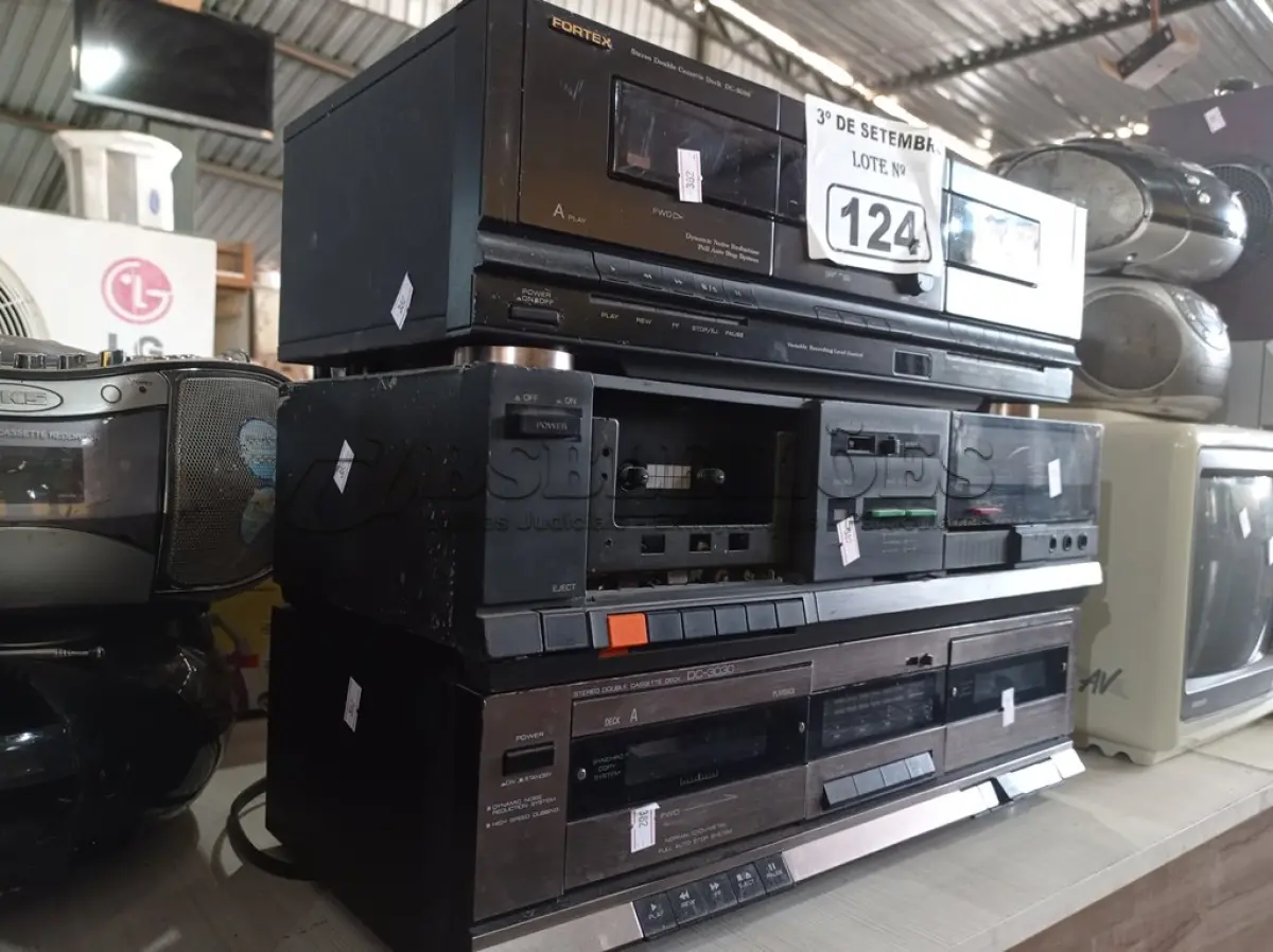 LOTE 124 - 03 APARELHOS STÉREO CASSETE DECK MARCAS E MODELOS DIVERSOS. (NO ESTADO) ATENÇÃO! FAZER A VISITAÇÃO ANTES DE ARREMATAR, NÃO SABEMOS SE FUNCIONA. LEILÃO NÃO TEM GARANTIA E NEM DEVOLUÇÃO, SUJEITO A POSSÍVEIS AVARIAS VISÍVEIS/OCULTAS E/OU AUSÊNCIA DE COMPONENTES.