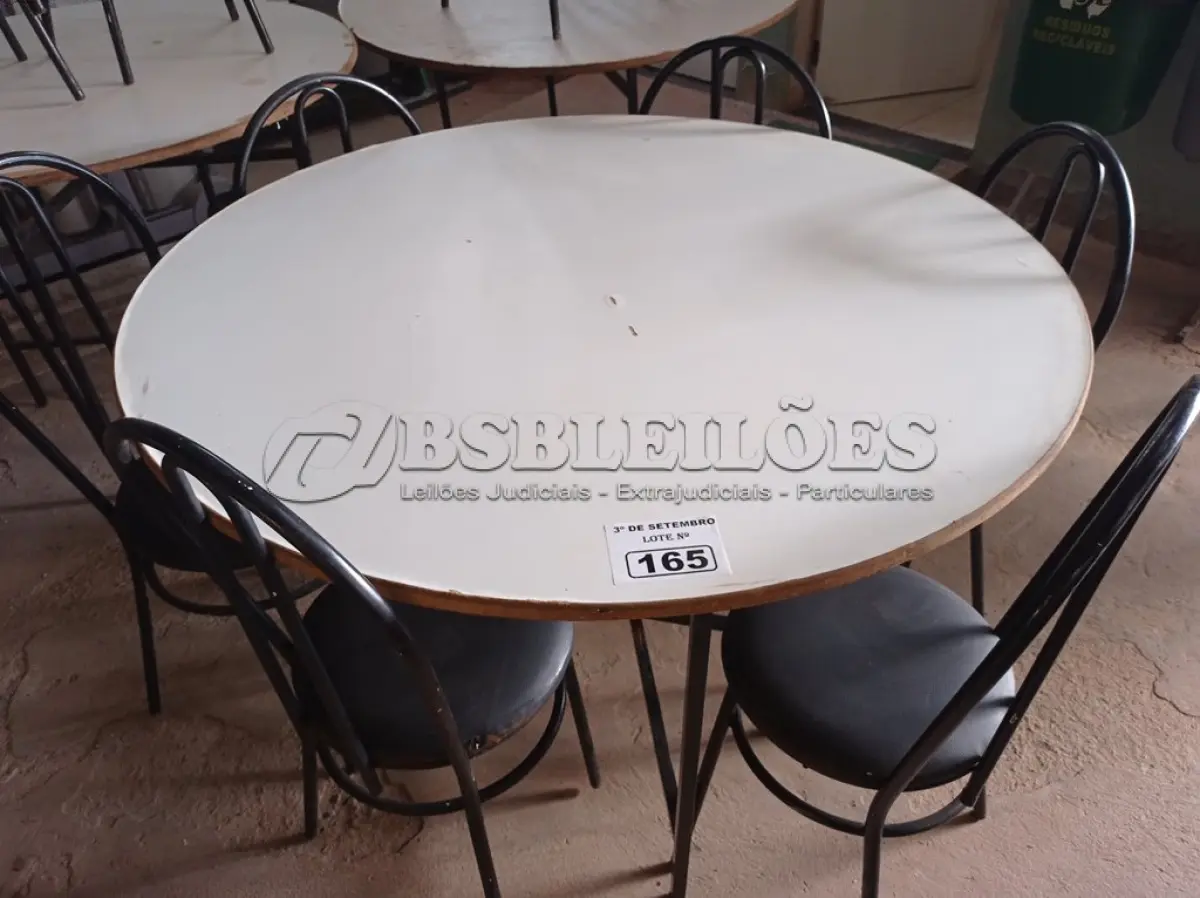 LOTE 165 - 01 MESA DE FERRO COM BASE DOBRÁVEL, TAMPO EM MADEIRA E 06 CADEIRAS DE FERRO COM ASSENTO ALMOFADADO. (NO ESTADO) ATENÇÃO! FAZER A VISITAÇÃO ANTES DE ARREMATAR, NÃO SABEMOS SE FUNCIONA. LEILÃO NÃO TEM GARANTIA E NEM DEVOLUÇÃO, SUJEITO A POSSÍVEIS AVARIAS VISÍVEIS/OCULTAS E/OU AUSÊNCIA DE COMPONENTES.