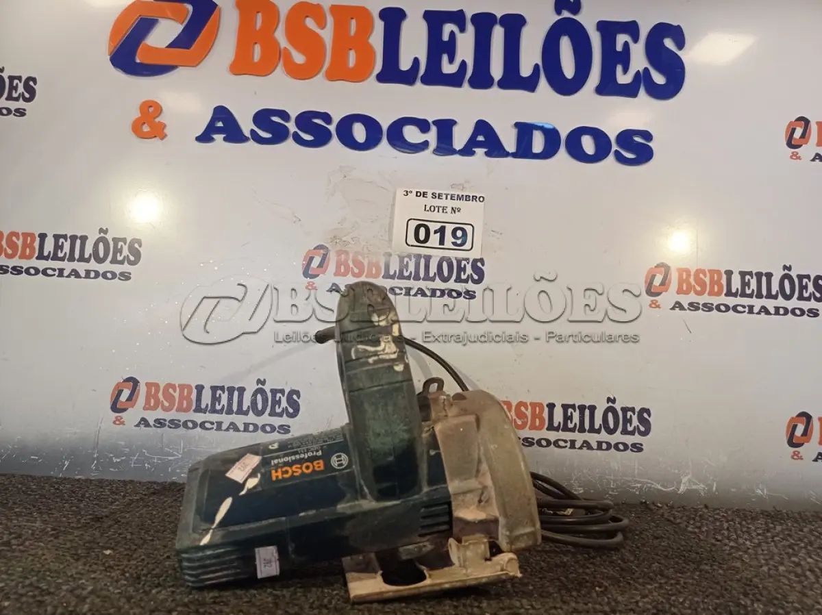 LOTE 019 - 01 SERRA CIRCULAR BOSCH 1500W 220V. (NO ESTADO) ATENÇÃO! FAZER A VISITAÇÃO ANTES DE ARREMATAR, NÃO SABEMOS SE FUNCIONA. LEILÃO NÃO TEM GARANTIA E NEM DEVOLUÇÃO, SUJEITO A POSSÍVEIS AVARIAS VISÍVEIS/OCULTAS E/OU AUSÊNCIA DE COMPONENTES.