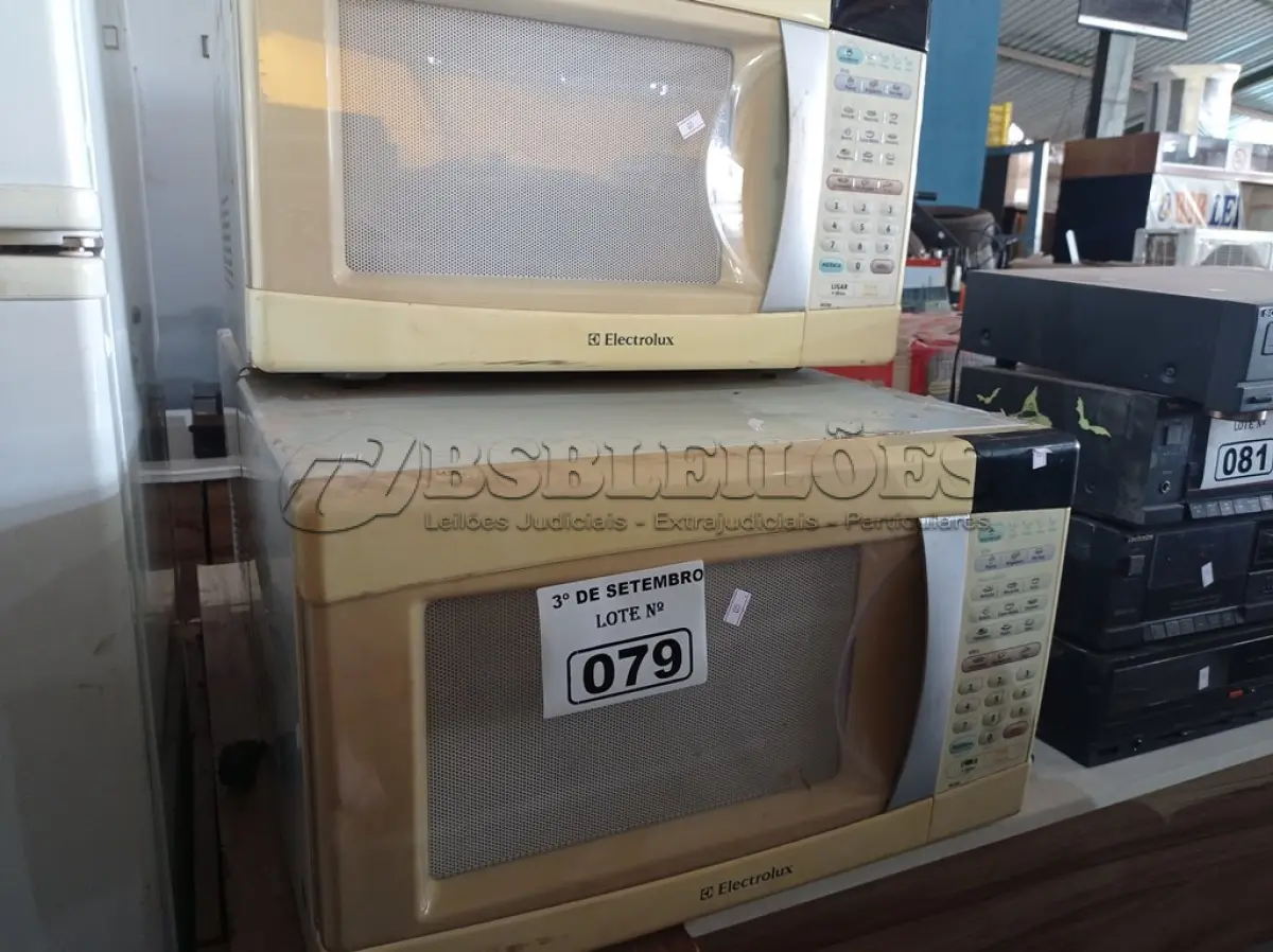 LOTE 079 - 03 MICRO-ONDAS MARCAS E MODELOS DIVERSOS. (NO ESTADO) ATENÇÃO! FAZER A VISITAÇÃO ANTES DE ARREMATAR, NÃO SABEMOS SE FUNCIONA. LEILÃO NÃO TEM GARANTIA E NEM DEVOLUÇÃO, SUJEITO A POSSÍVEIS AVARIAS VISÍVEIS/OCULTAS E/OU AUSÊNCIA DE COMPONENTES.
