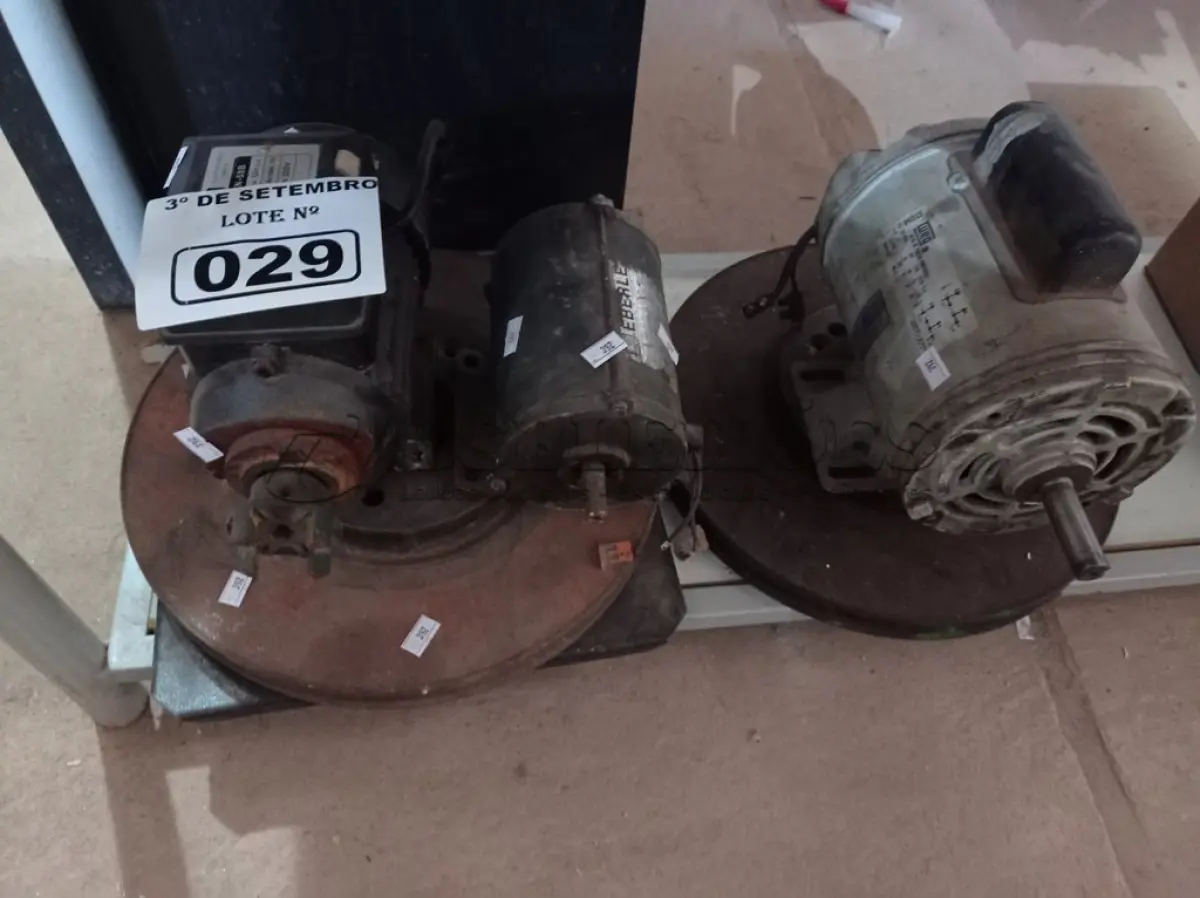 LOTE 029 - 02 DISCOS DE FREIO E 03 MOTORES MARCAS E MODELOS DIVERSOS. (NO ESTADO) ATENÇÃO! FAZER A VISITAÇÃO ANTES DE ARREMATAR, NÃO SABEMOS SE FUNCIONA. LEILÃO NÃO TEM GARANTIA E NEM DEVOLUÇÃO, SUJEITO A POSSÍVEIS AVARIAS VISÍVEIS/OCULTAS E/OU AUSÊNCIA DE COMPONENTES.